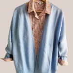 Gilet long en maille bleu ciel. Veste ample pour seniors