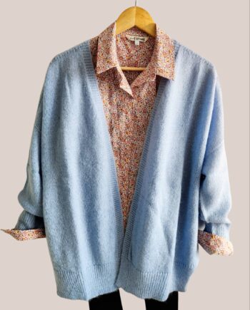 Gilet long en maille bleu ciel. Veste ample pour seniors