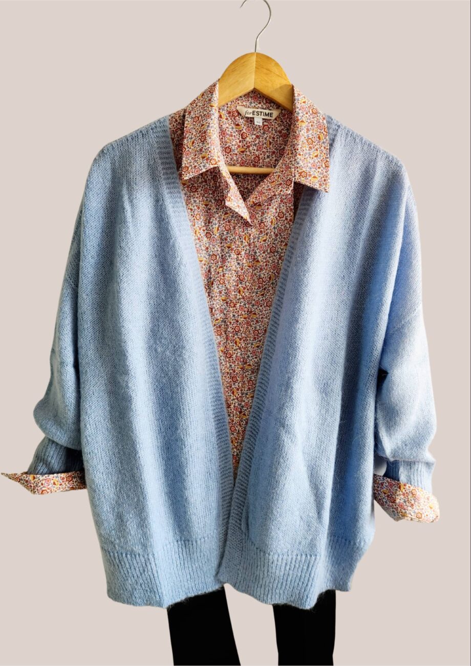 Gilet long en maille bleu ciel. Veste ample pour seniors