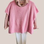 Pull sans manches solene pour senior rose présenté en silhouette avec chemisier Charlotte petites fleurs rose et pantalon Pauline blanc