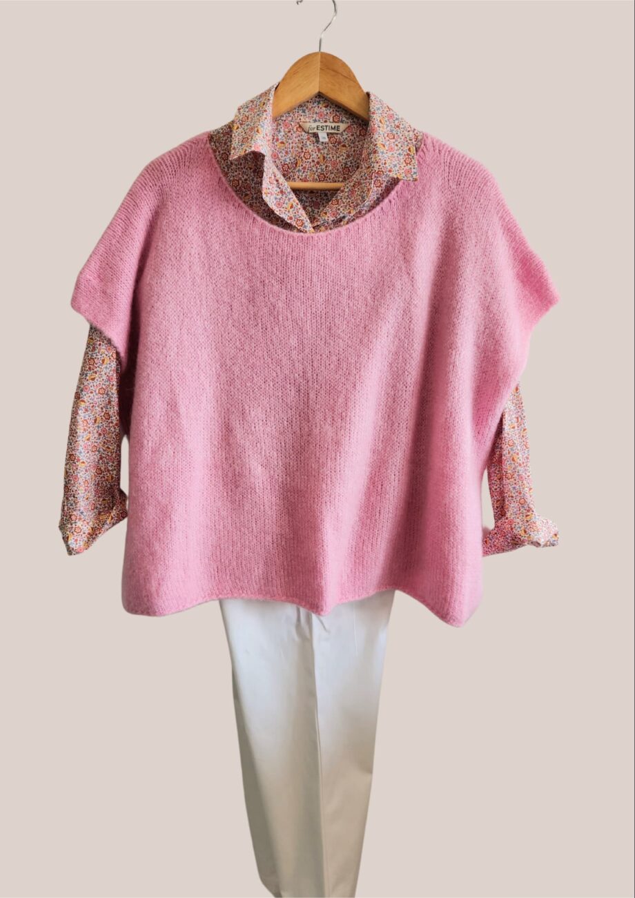 Pull sans manches solene pour senior rose présenté en silhouette avec chemisier Charlotte petites fleurs rose et pantalon Pauline blanc