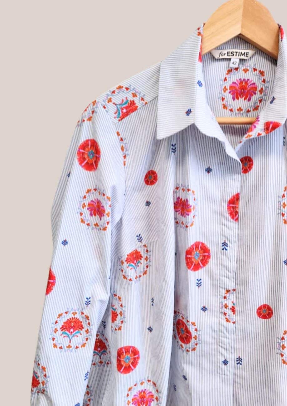 Zoom sur le Chemisier Charlotte de coloris Rayé imprimé Rouge - forESTIME