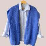 Gilet sans manches bleu pour femme senior , maille chaude coloris lavande, coupe droite sans boutons avec chemisier rayé bleu - forESTIME