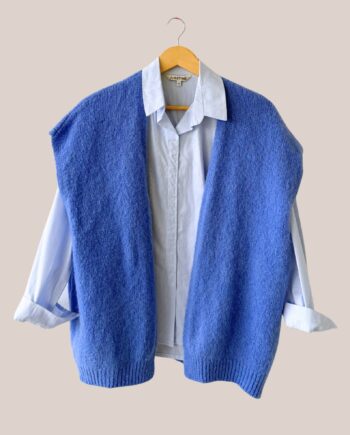 Gilet sans manches bleu pour femme senior , maille chaude coloris lavande, coupe droite sans boutons avec chemisier rayé bleu - forESTIME