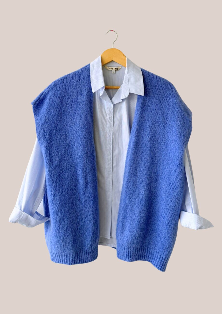 Gilet sans manches bleu pour femme senior , maille chaude coloris lavande, coupe droite sans boutons avec chemisier rayé bleu - forESTIME