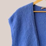 Détail de la maille douce et chaude d'un gilet sans manches bleu senior pour femme - forESTIME