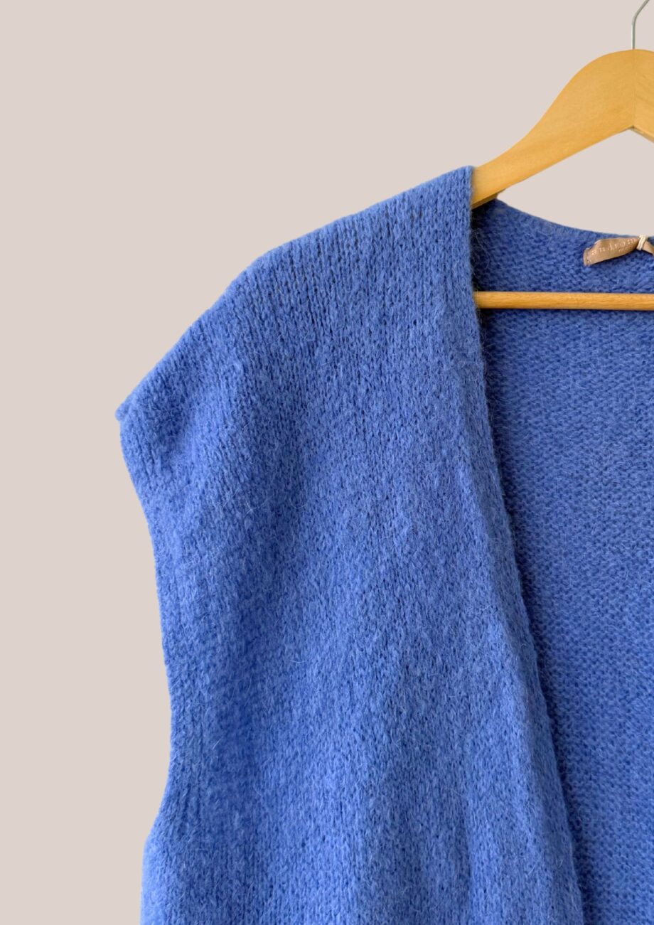 Détail de la maille douce et chaude d'un gilet sans manches bleu senior pour femme - forESTIME
