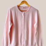 Gilet en cachemire, Gabrielle de couleur rose poudré. Col rond et bouton sur le devant - forESTIME