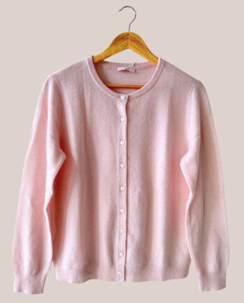 Gilet en cachemire, Gabrielle de couleur rose poudré. Col rond et bouton sur le devant - forESTIME