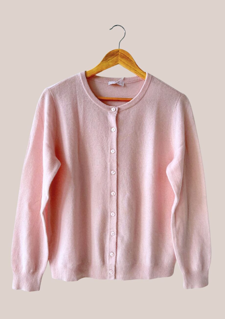 Gilet en cachemire, Gabrielle de couleur rose poudré. Col rond et bouton sur le devant - forESTIME