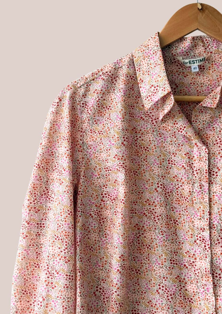 Chemisier pour senior imprimé fleurs multicolores fond écru fermeture devant aimantée - forESTIME