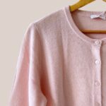 Cardigan Gabrielle en cachemire rose poudré pour femme senior zoom - forESTIME