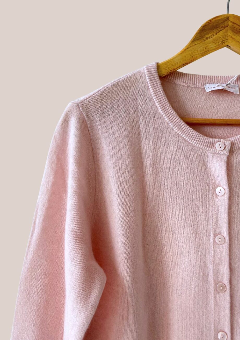 Cardigan Gabrielle en cachemire rose poudré pour femme senior zoom - forESTIME