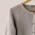 Zoom du gilet Gina beige, manches longues avec boutons dorés - forESTIME
