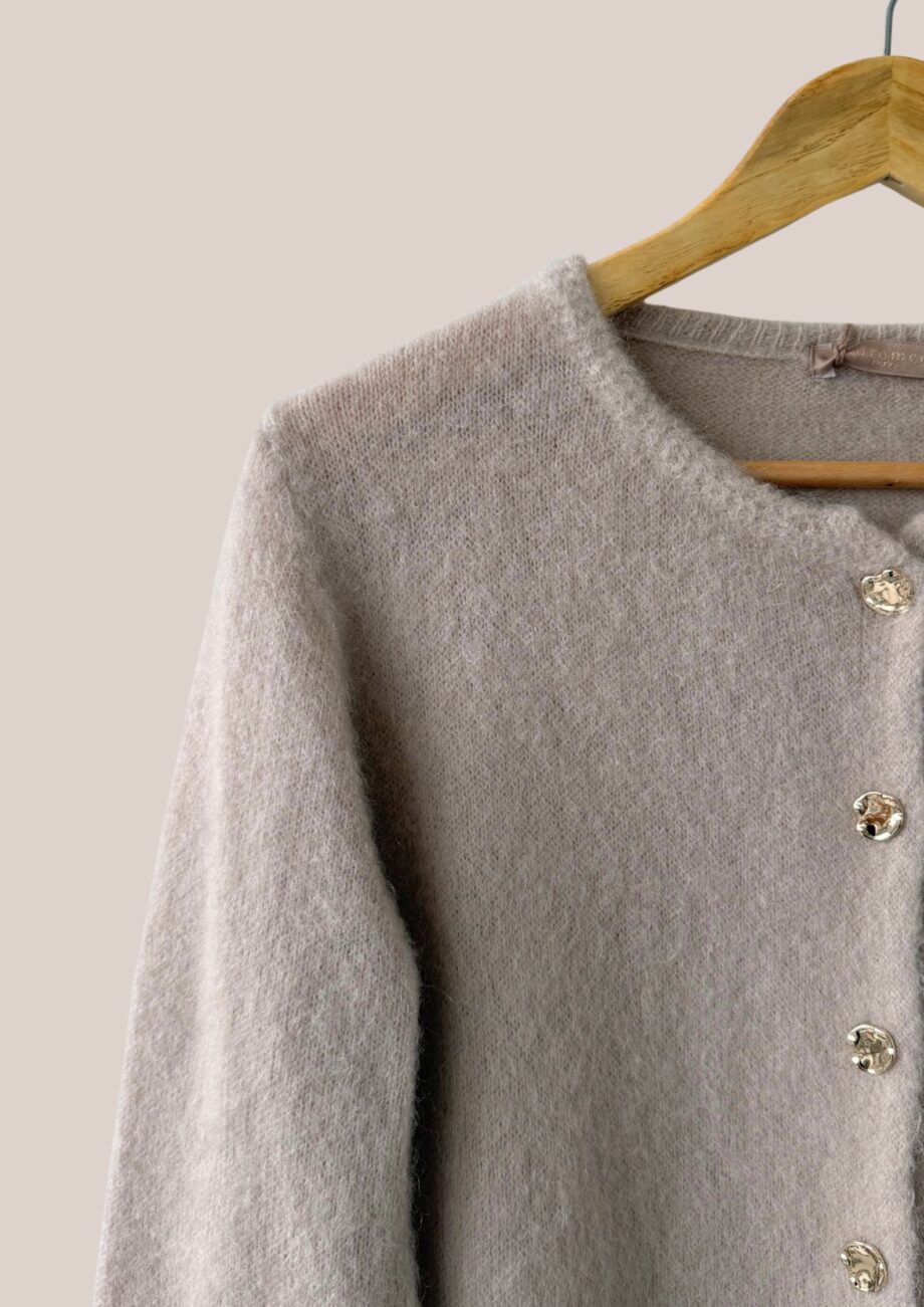 Zoom du gilet Gina beige, manches longues avec boutons dorés - forESTIME