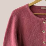 Zoom du gilet Gina rose thé, manches longues avec boutons dorés - forESTIME