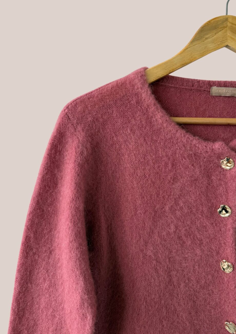 Zoom du gilet Gina rose thé, manches longues avec boutons dorés - forESTIME