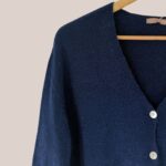 Pull avec bouton sur le devant bleu indigo, manches longues - forESTIME