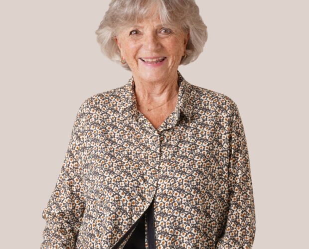 Femme senior vue de face qui ouvre sa chemise a fermeture aimanté - forESTIME