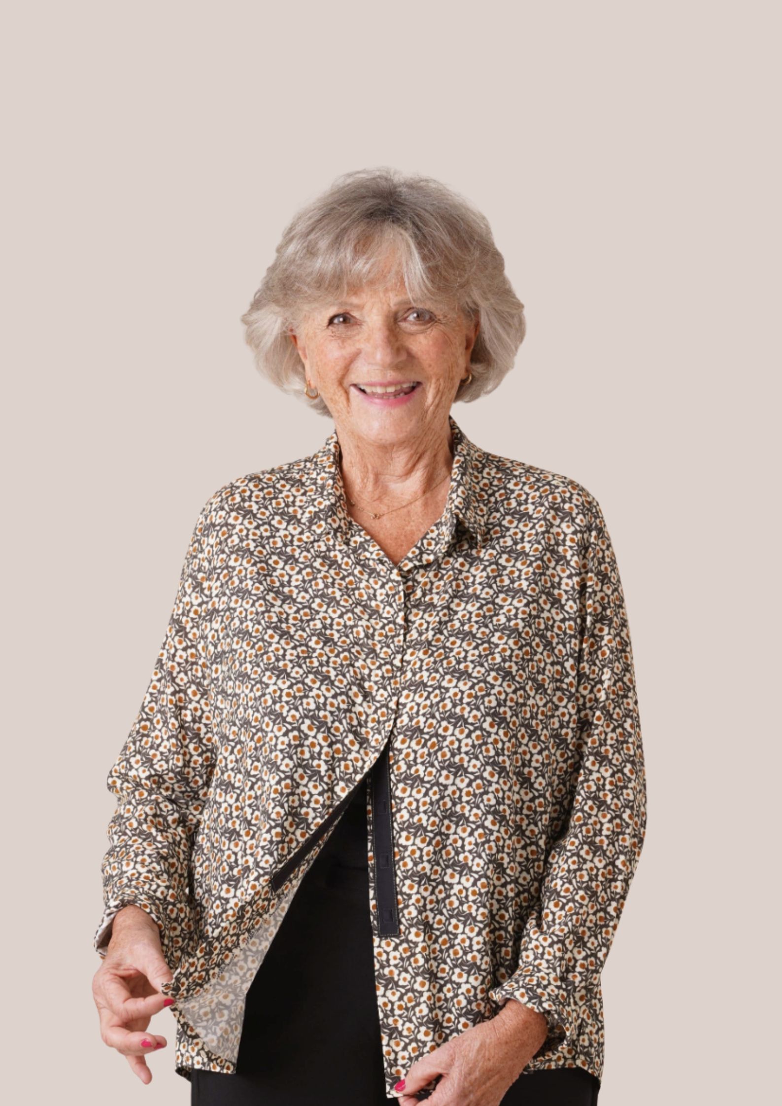 Femme senior vue de face qui ouvre sa chemise a fermeture aimanté - forESTIME
