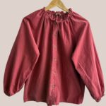 Chemise velours clémence vue de face pour femme senior de coloris framboise - forESTIME