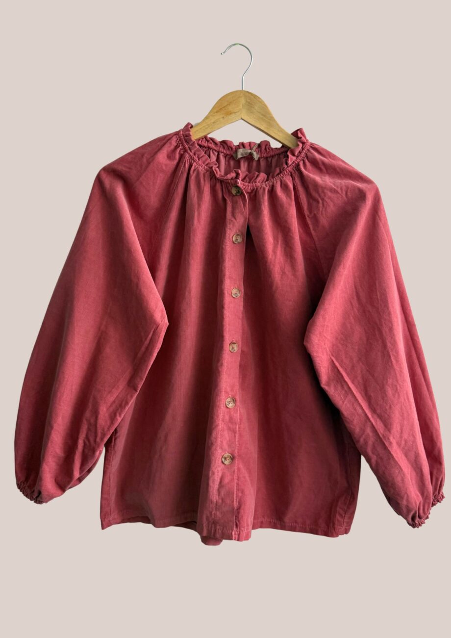 Chemise velours clémence vue de face pour femme senior de coloris framboise - forESTIME