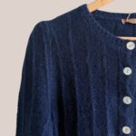 Gilet Gary zoom de coloris bleu marine avec bouton sur le devant - forESTIME