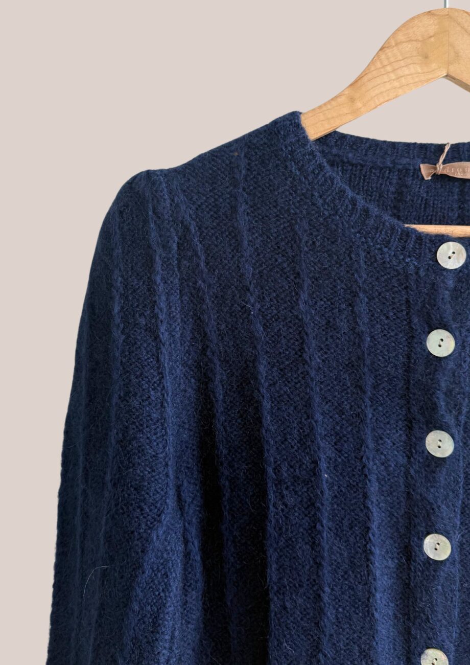 Gilet Gary zoom de coloris bleu marine avec bouton sur le devant - forESTIME
