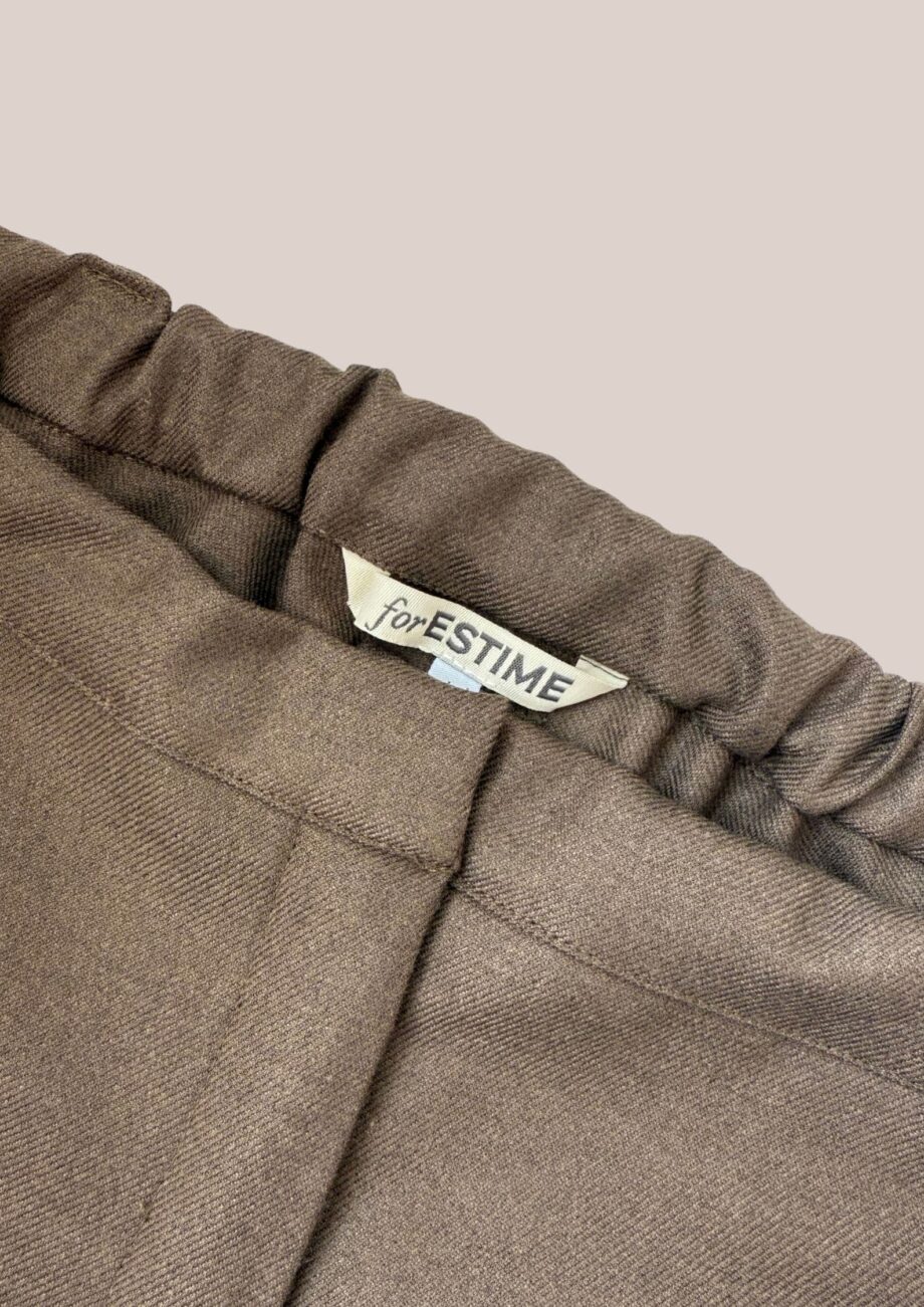 Pantalon Pauline coloris châtaigne, coupe droite parfait pour femme senior avec fermeture aimantée - forESTIME