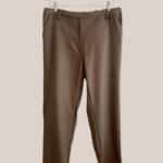 Pantalon Pauline coloris châtaigne, coupe droite parfait pour femme senior avec fermeture aimantée vue de face - forESTIME
