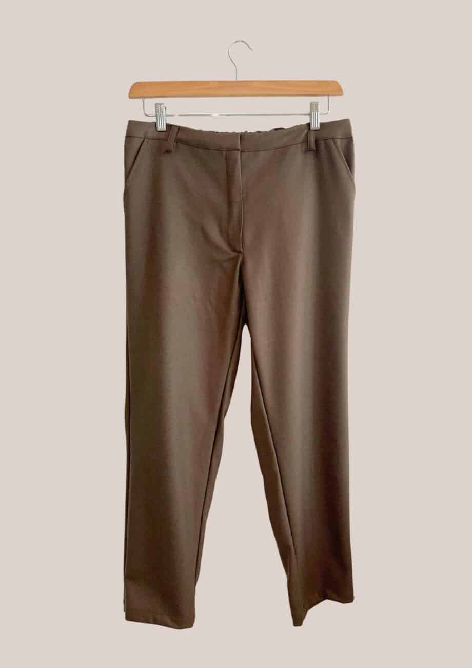 Pantalon Pauline coloris châtaigne, coupe droite parfait pour femme senior avec fermeture aimantée vue de face - forESTIME