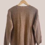Gilet coloris Camel, long pour femme senior avec deux poches sur le devant vue de dos - forESTIME