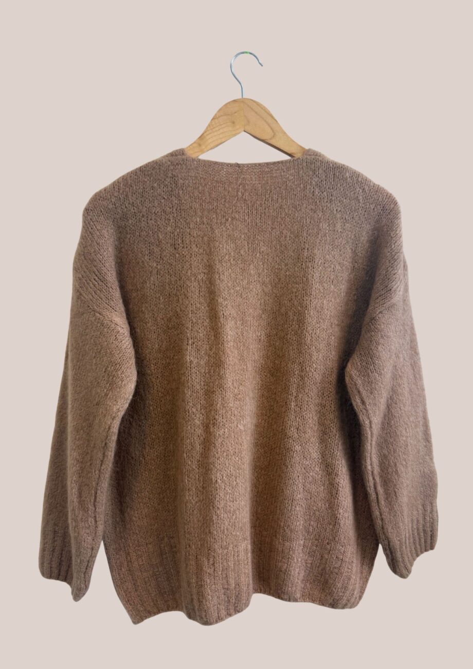 Gilet coloris Camel, long pour femme senior avec deux poches sur le devant vue de dos - forESTIME