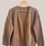Gilet long Gaelle, coloris Camel avec deux poches vue de face - forESTIME