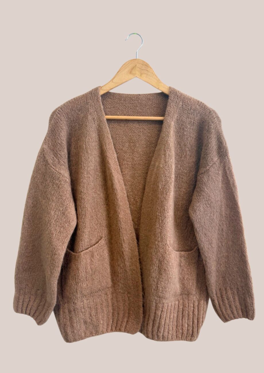 Gilet long Gaelle, coloris Camel avec deux poches vue de face - forESTIME