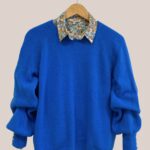 Pull Adélie de coloris bleu vif, porté avec chemise cachemire bleu - forESTIME