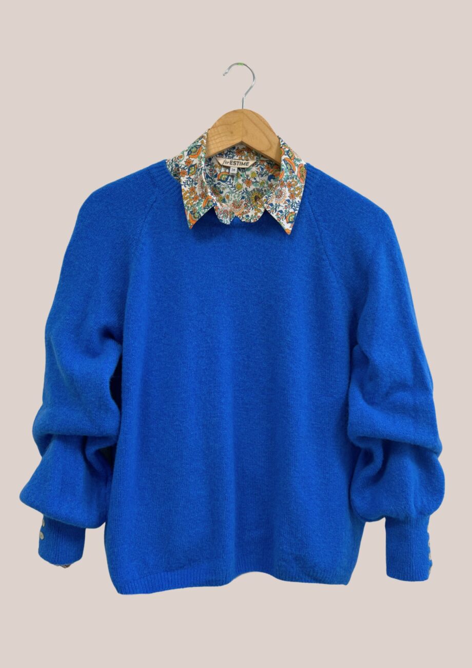 Pull Adélie de coloris bleu vif, porté avec chemise cachemire bleu - forESTIME