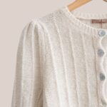 Cardigan boutonné pour femme senior de coloris écru - forESTIME
