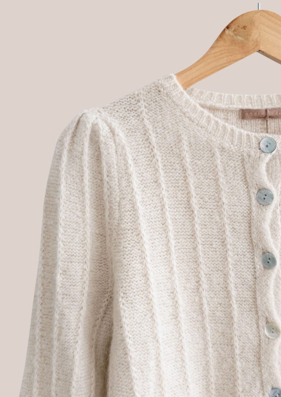 Cardigan boutonné pour femme senior de coloris écru - forESTIME