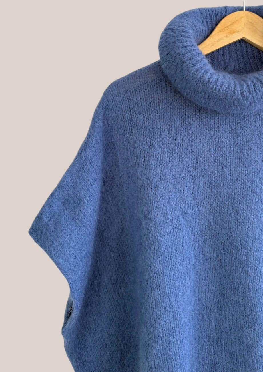 Pull plume col roulé, de coloris bleu jean idéal pour femme senior - forESTIME