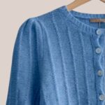 Zoom sur le gilet Gary en coloris bleu idéal pour femme senior - forESTIME