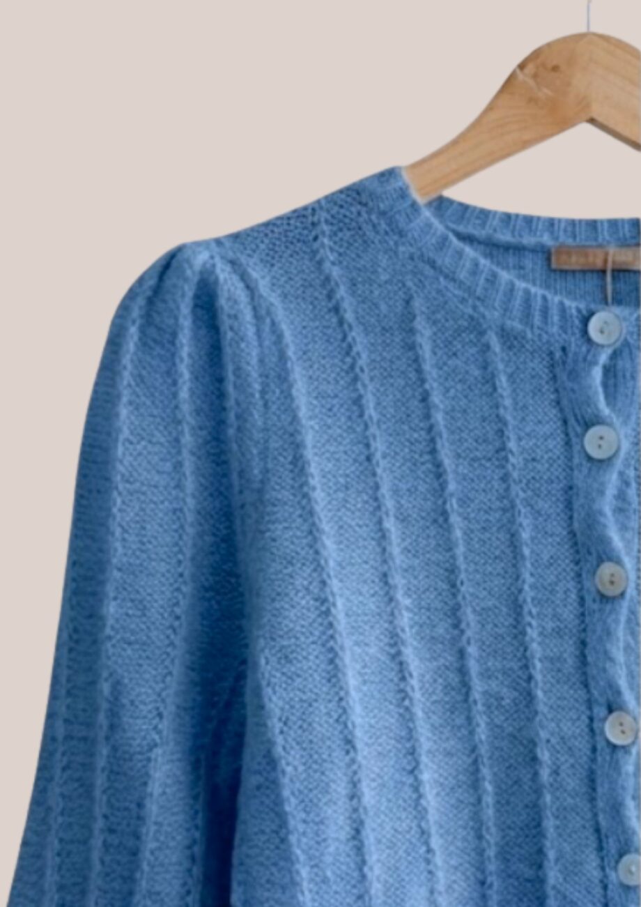 Zoom sur le gilet Gary en coloris bleu idéal pour femme senior - forESTIME