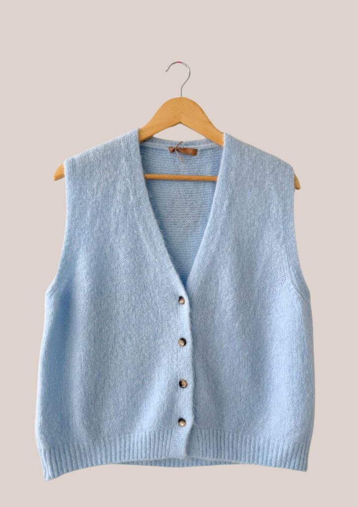 Gilet sans manches senior bleu ciel coupe large à boutons modèle Gwen - forESTIME