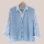 Gilet sans manches senior bleu ciel coupe large à boutons modèle Gwen avec chemisier rayé bleu ciel à fleurs blanches - forESTIME