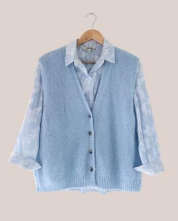 Gilet sans manches senior bleu ciel coupe large à boutons modèle Gwen avec chemisier rayé bleu ciel à fleurs blanches - forESTIME