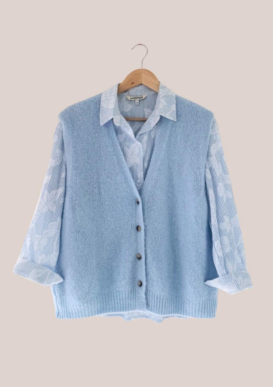 Gilet sans manches senior bleu ciel coupe large à boutons modèle Gwen avec chemisier rayé bleu ciel à fleurs blanches - forESTIME