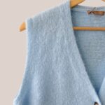 Détail de la maille douce et des boutons du gilet sans manches senior - forESTIME