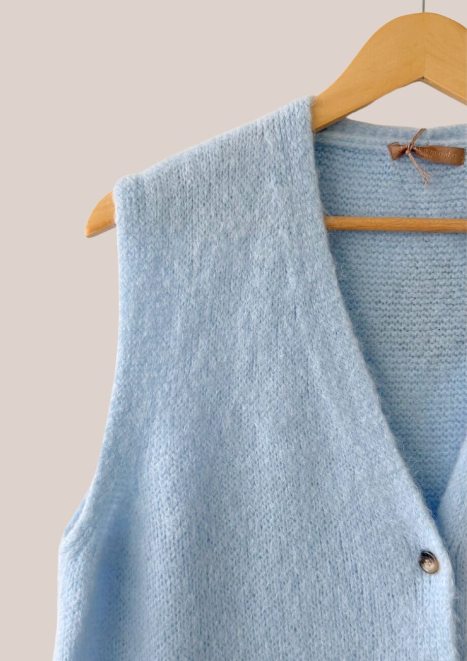 Détail de la maille douce et des boutons du gilet sans manches senior - forESTIME