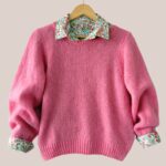 Pull rose femme senior Pascaline superposé à une chemise forESTIME. Ensemble chic et moderne pour une élégance intemporelle. - forESTIME