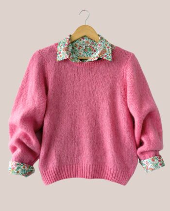 Pull rose femme senior Pascaline superposé à une chemise forESTIME. Ensemble chic et moderne pour une élégance intemporelle. - forESTIME